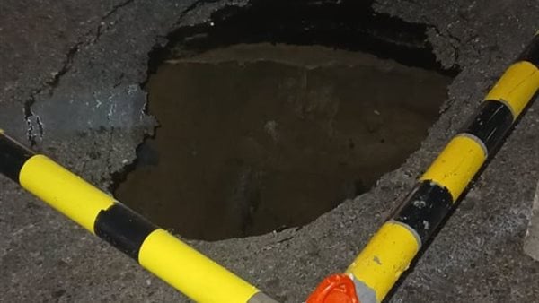 هبوط أرضي بشارع مصطفى النحاس في القاهرة.. وشركة الصرف الصحي تدفع بمعداتها لسرعة الإصلاح