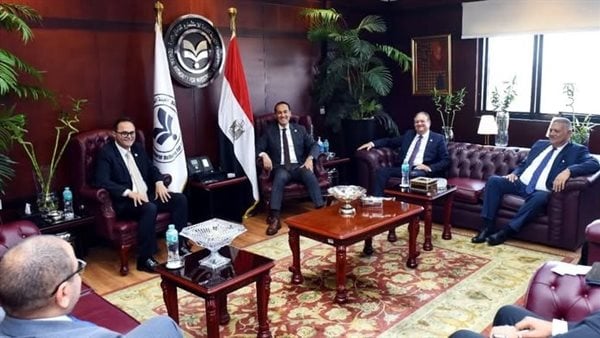 هيئة الاستثمار وجمعية رجال أعمال الإسكندرية تبحثان فرص زيادة الصادرات إلى إفريقيا وتعزيز تنافسية الشركات المصرية