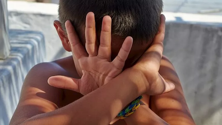 والد الطفل ضحية التعذيب في حلوان: والدته وعشيقها استخدما منزلهما لممارسة العلاقة وتعذيبه
