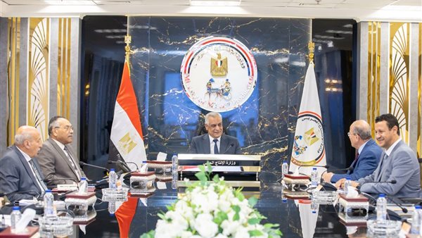 وزير الإنتاج الحربي يناقش تنفيذ مشروع تطوير مراكز تجميع الألبان