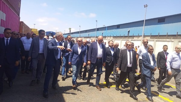 وزير الاستثمار: تطوير البنية التحتية والخدمات في ميناء الدخيلة لدعم المستثمرين