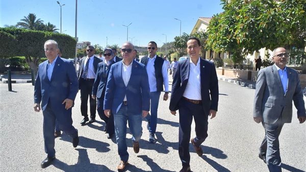 وزير الاستثمار يتفقد المنطقة الحرة بالعامرية ويشيد بمعدلات التصدير