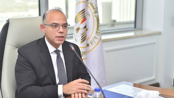 وزير الاستثمار يتفقد ميناء الدخيلة لضمان انتظام الإفراج الجمركي خلال عطلة نهاية الأسبوع