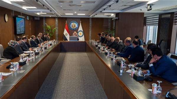 وزير البترول يلتقي قيادات الهيئة المصرية العامة للبترول ويؤكد أولوية زيادة الإنتاج