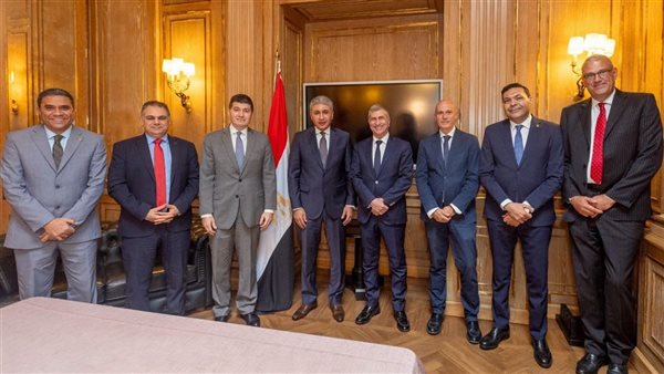 وزير السياحة المصري يبحث في إيطاليا زيادة الرحلات وجذب المزيد من السائحين