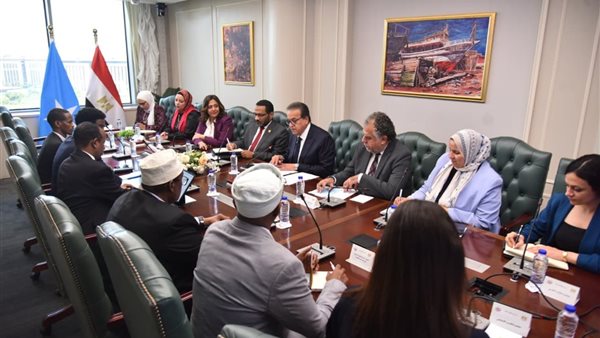 وزير الصحة يبحث تعزيز التعاون مع نظيره الصومالي