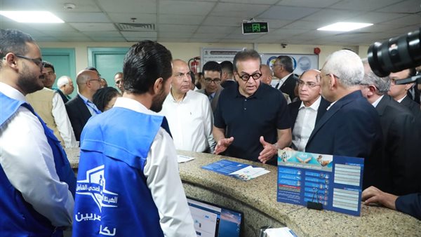 وزير الصحة يتفقد تسجيل المواطنين بمستشفى الكبد في المنيا