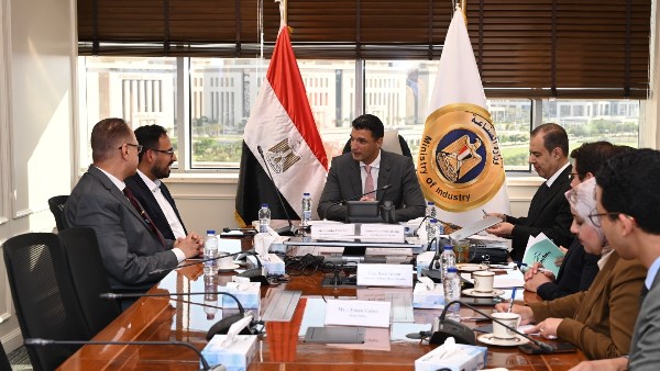 وزير الصناعة: تعميق التصنيع المحلي في الصناعات الكيماوية ركيزة لدعم المشروعات القومية وجذب الاستثمارات