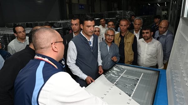 وزير الصناعة ومحافظ بني سويف يتفقدان 3 مصانع كبرى.. ويؤكدان دعم التوسع وزيادة الصادرات