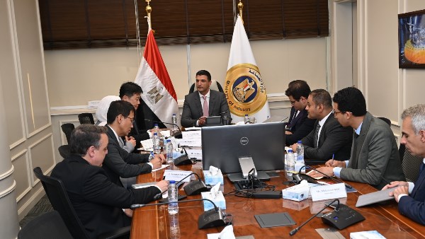 وزير الصناعة يبحث خطط التوسع وزيادة المكون المحلي في قطاع الإلكترونيات
