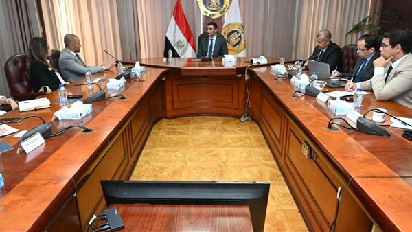 وزير الصناعة يلتقي وفد «بل مصر» لبحث خطط التوسع وزيادة التصنيع المحلي في قطاع الألبان