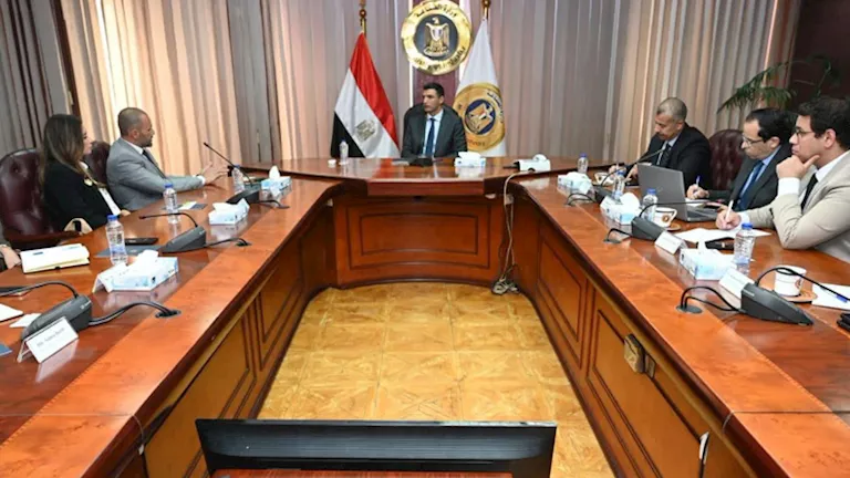 وزير الصناعة يناقش مع “بل مصر” خطط التوسع وزيادة التصنيع المحلي