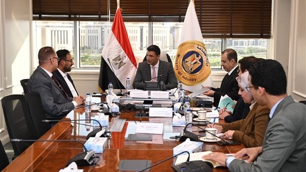 وزير الصناعة يبحث مع مسؤولي شركة جوتن مصر للدهانات خططها التوسعية وجهود تعميق التصنيع المحلي