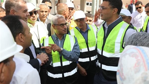 وزير الصناعة يبدأ جولته ببني سويف من محطة الصرف الصناعي بكوم أبو راضي