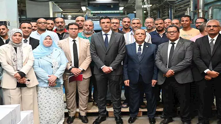 وزير الصناعة يتفقد المطابع الأميرية ويستعرض خطط تطويرها (صور)