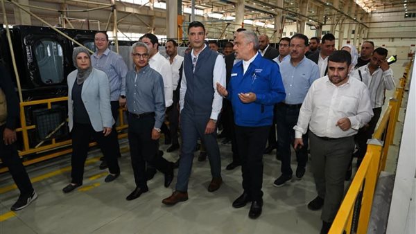 وزير الصناعة يتفقد مجمعات صناعية كبرى ببني سويف لتعزيز الإنتاج