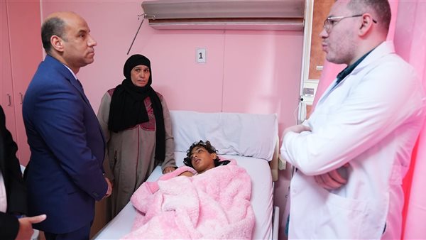 وزير العمل يزور العمال المصابين من العمالة غير المنتظمة ويوجه بتقديم الدعم والرعاية اللازمة