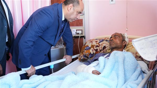 وزير العمل يطمئن على مصابي حادث مشروع القطار السريع بمستشفى الشيخ زايد التخصصي