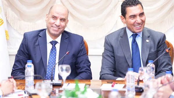 وزيرا الرياضة والعمل يناقشان تأهيل وتشغيل الشباب