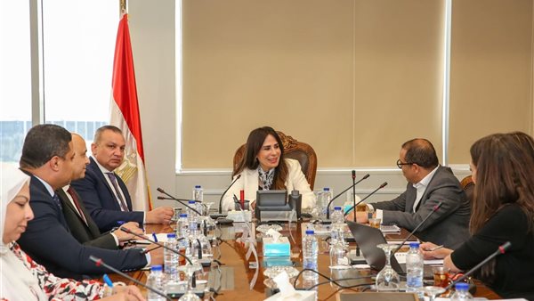 وزيرة الإسكان تناقش إنشاء مشروع “أوت ليت” التجاري في القاهرة