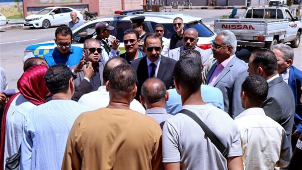 وسط دعوات الأهالي لأبنائهم.. محافظ سوهاج يطمئن أولياء الأمور خلال تفقد لجان الثانوية العامة