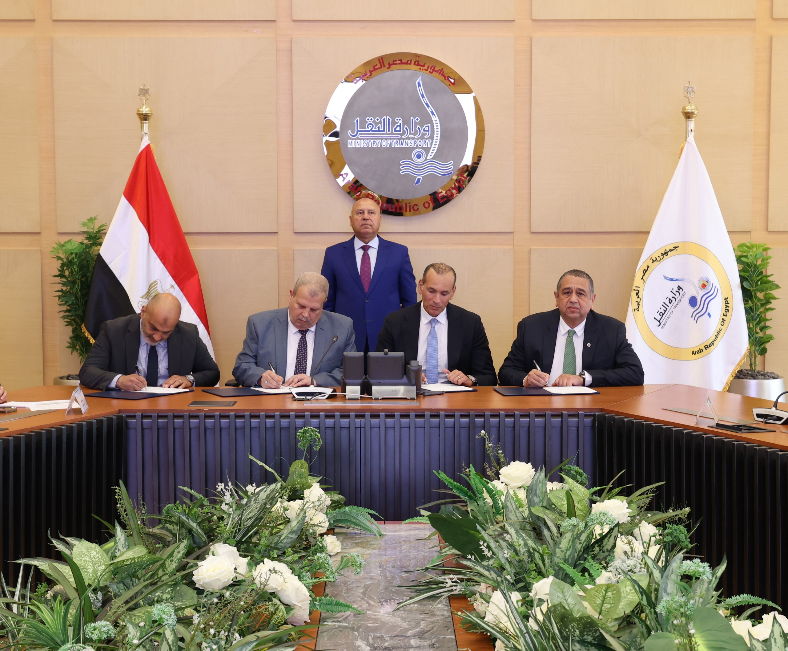 توقيع عقود إنشاء وتطوير خطوط السكك الحديدية