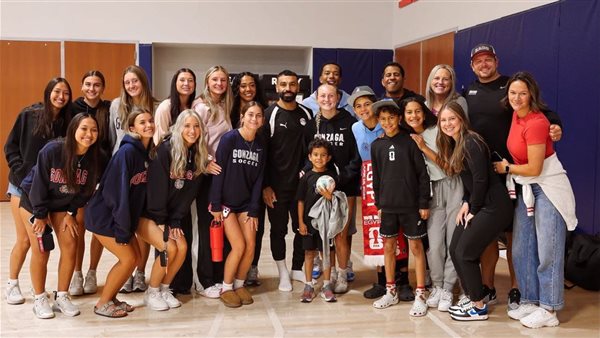 إهداء قميص منتخب مصر وجلسة تصوير مع جامعة جونزاجا في سبوكين (صور)