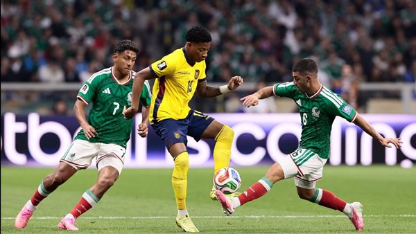 المكسيك تتفوق على الإكوادور بهدفين نظيفين في الشوط الأول من دور الـ32 لكأس العالم (فيديو)