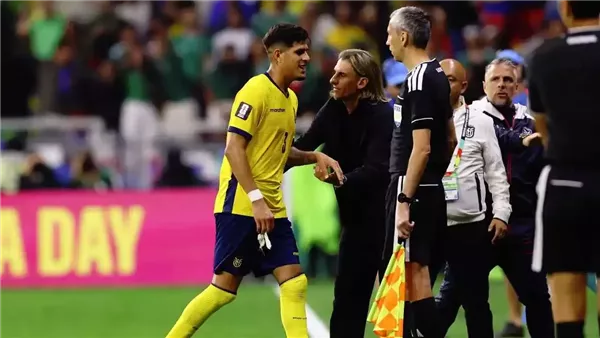 بييرو هينكابي يتلقى البطاقة الحمراء الثانية في كأس العالم 2026 بسبب قانون “تغطية الفم” (فيديو)