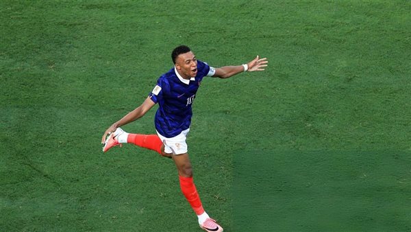 ديشامب ينحني لمبابي بعد تألقه في مباراة فرنسا والسويد (فيديو)