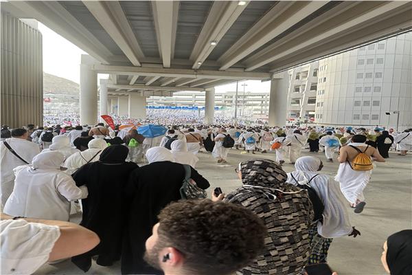 الحجاج يكملون مناسك الحج برمي جمرة العقبة الكبرى وسط تنظيم حكومي