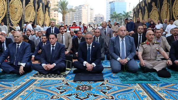 محافظ الجيزة يشارك في صلاة عيد الأضحى بمسجد مصطفى محمود