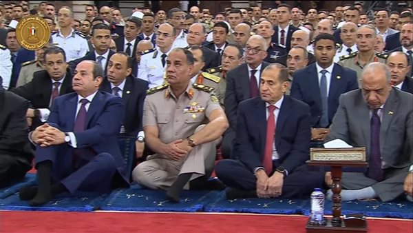 محمد ثروث يؤدي صلاة العيد بحضور الرئيس السيسي