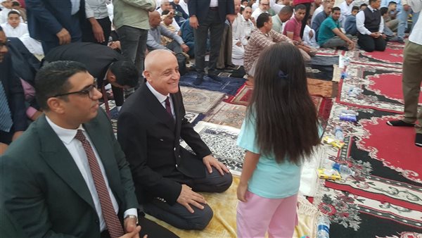 محافظ الأقصر يؤدي صلاة عيد الأضحى وسط المصلين بساحة أبو الحجاج