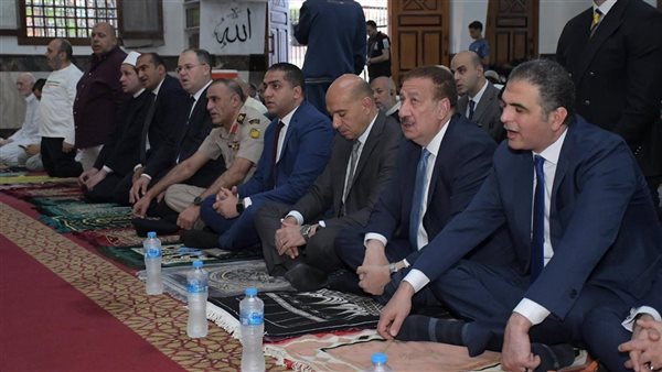 المحافظون ونوابهم يؤدون صلاة العيد ويثنون على تنظيم المساجد