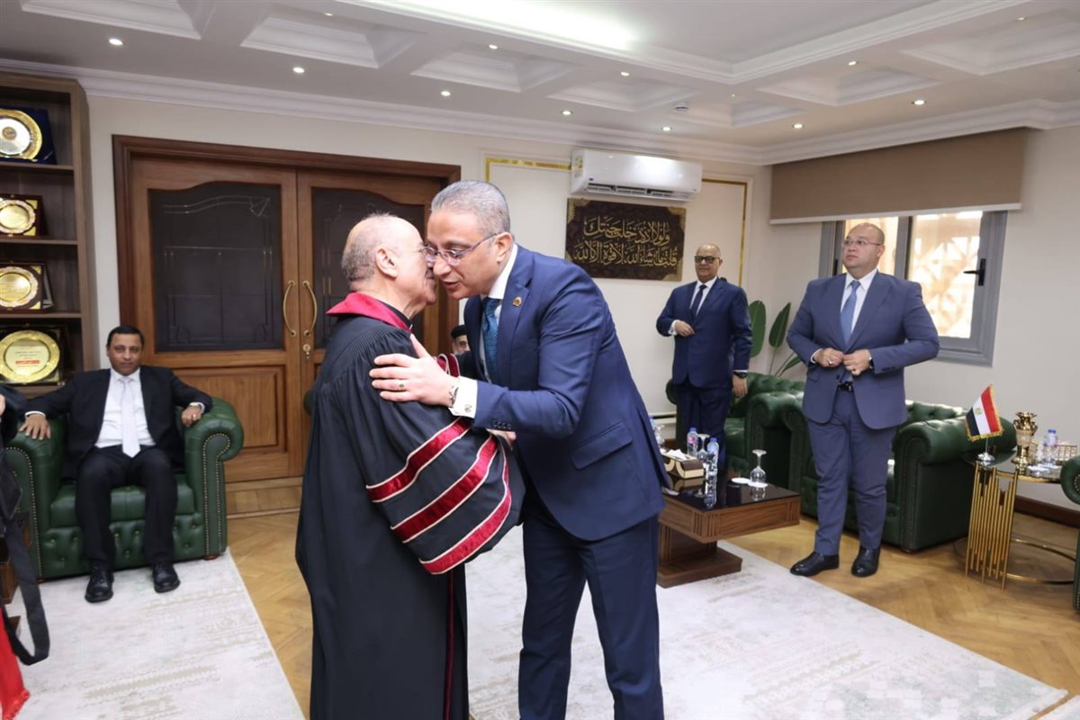 جانب من استقبال المحافظ لوفود الكنائس