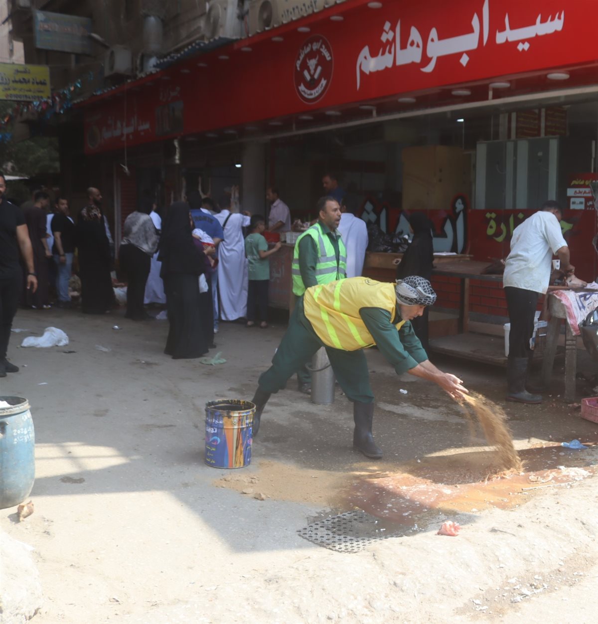 جانب من رفع المخلفات