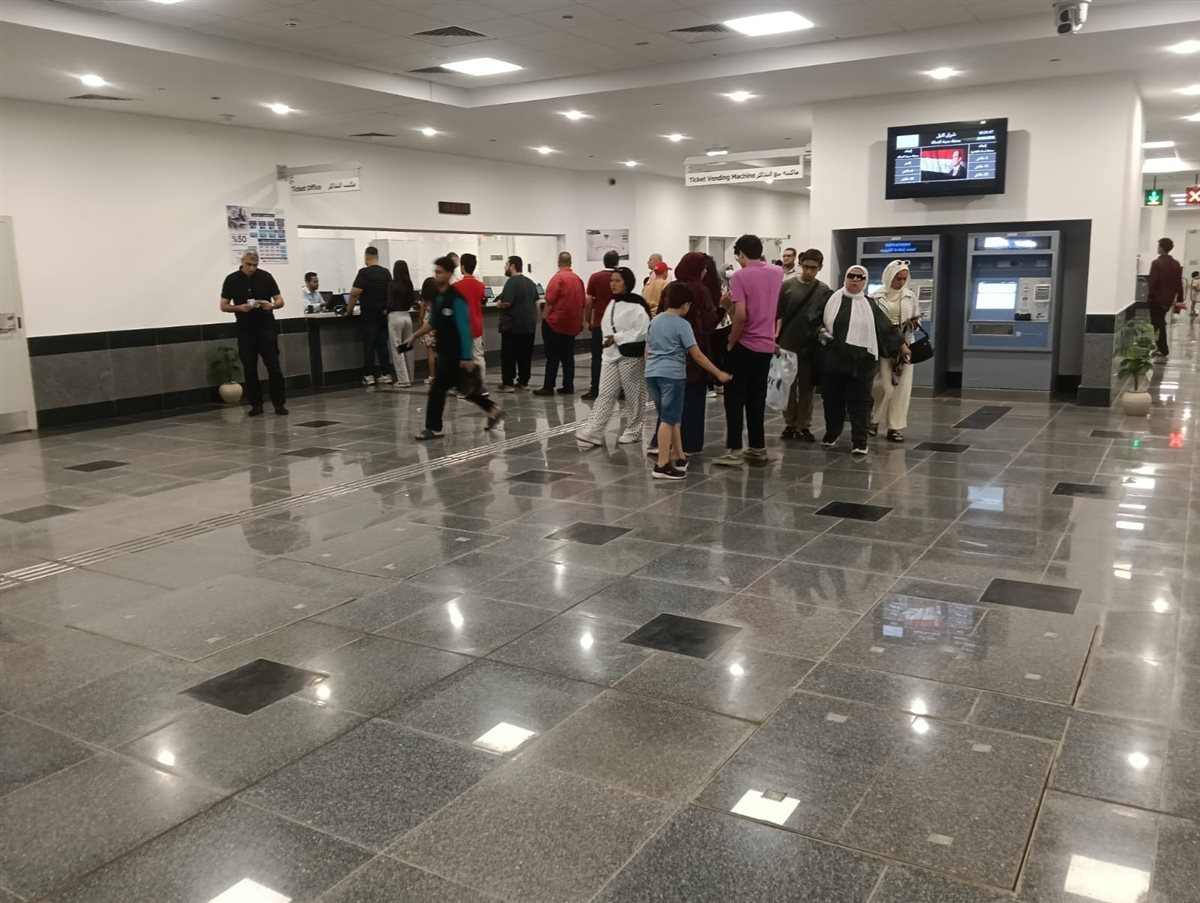 جانب من إقبال المواطنين على المونوريل