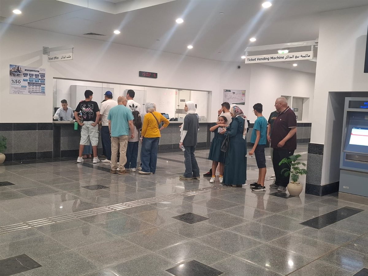 جانب من إقبال المواطنين على المونوريل