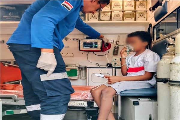 طفل سوداني ينجو من الموت بعد تناول حلوى في مسجد الحسين بفضل مسعفين