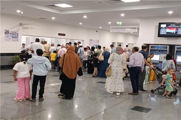 إقبال كثيف من المواطنين على المونوريل في رابع أيام العيد