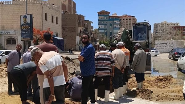 إصلاح كسر ماسورة مياه رئيسية في حي الأربعين بالسويس