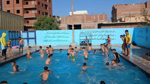 إقبال كبير على حمامات السباحة بمراكز الشباب والأندية في بني سويف في أول أيام العيد