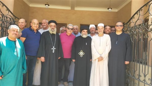 الأنبا بضابا يزور منزل شيخ الإذاعيين فهمي عمر بنجع حمادي