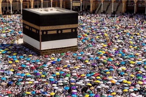 الحجاج يختتمون مناسك الحج بالطواف والدعاء في المسجد الحرام