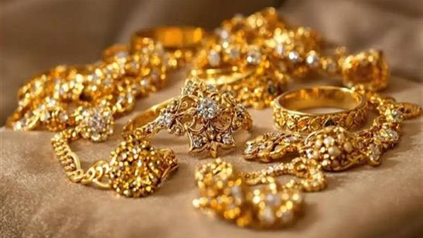 الذهب ينهي أسبوعًا متقلبًا بتراجع محلي وارتفاع عالمي