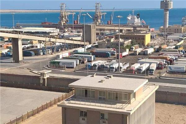 تداول 3300 طن و306 شاحنات بضائع بموانئ البحر الأحمر