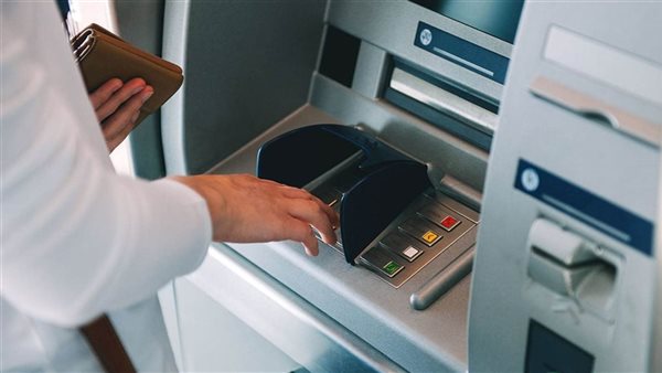 تكدس ماكينات الـATM قبل العيد يثير تساؤلات خبيرة مصرفية توضح الأسباب