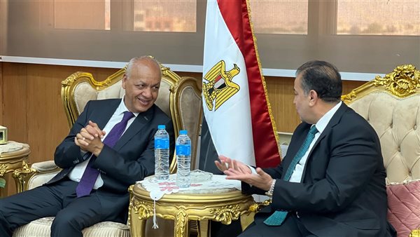 رئيس جامعة قنا يناقش خطة تطوير التعليم مع مصطفى بكري