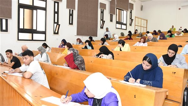 رئيس جامعة قناة السويس يتابع استئناف امتحانات كلية التربية